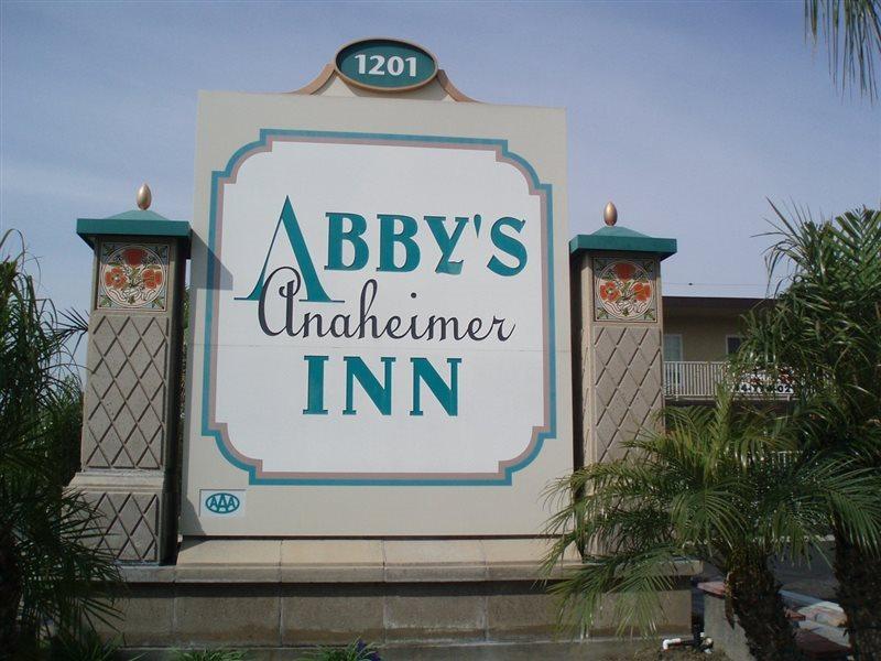 Abby'S Anaheimer Inn - Across Disneyland Park מראה חיצוני תמונה